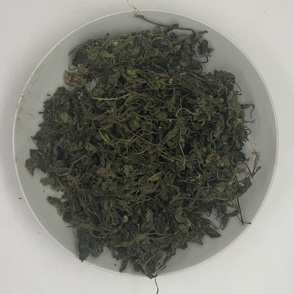 Le Roi Des herbes pilés racines tige et feuilles