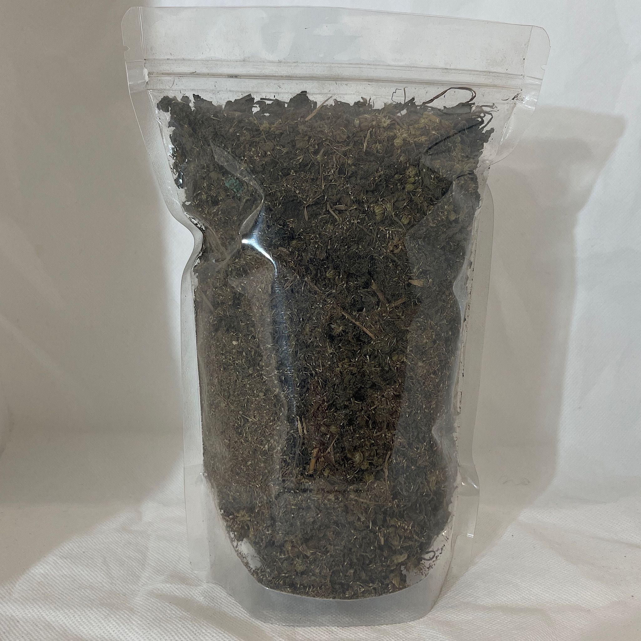 Le Roi Des herbes pilés racines tige et feuilles