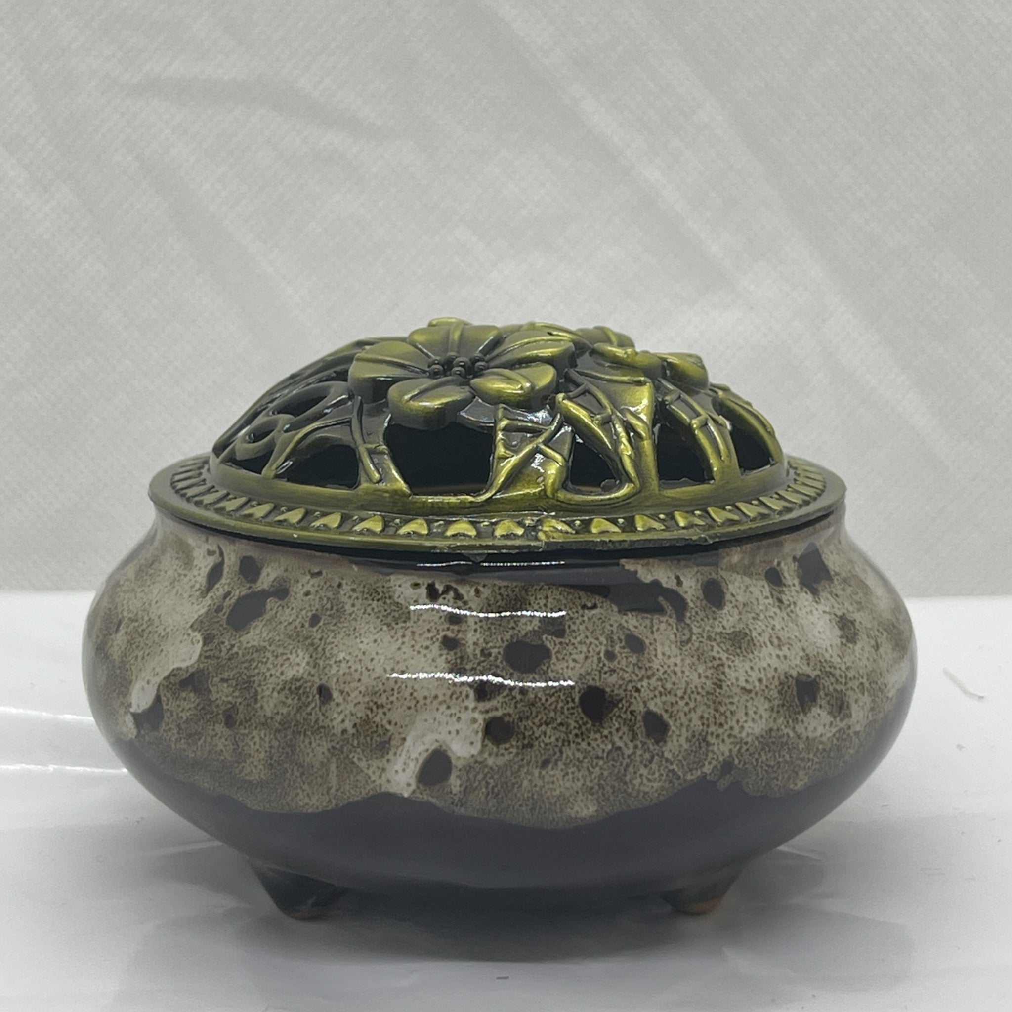 Porcelain incense burner